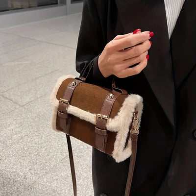 Peluş Detaylı Messenger Çanta