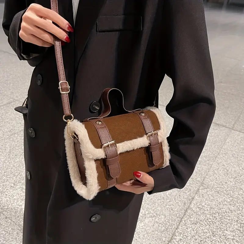 Peluş Detaylı Messenger Çanta